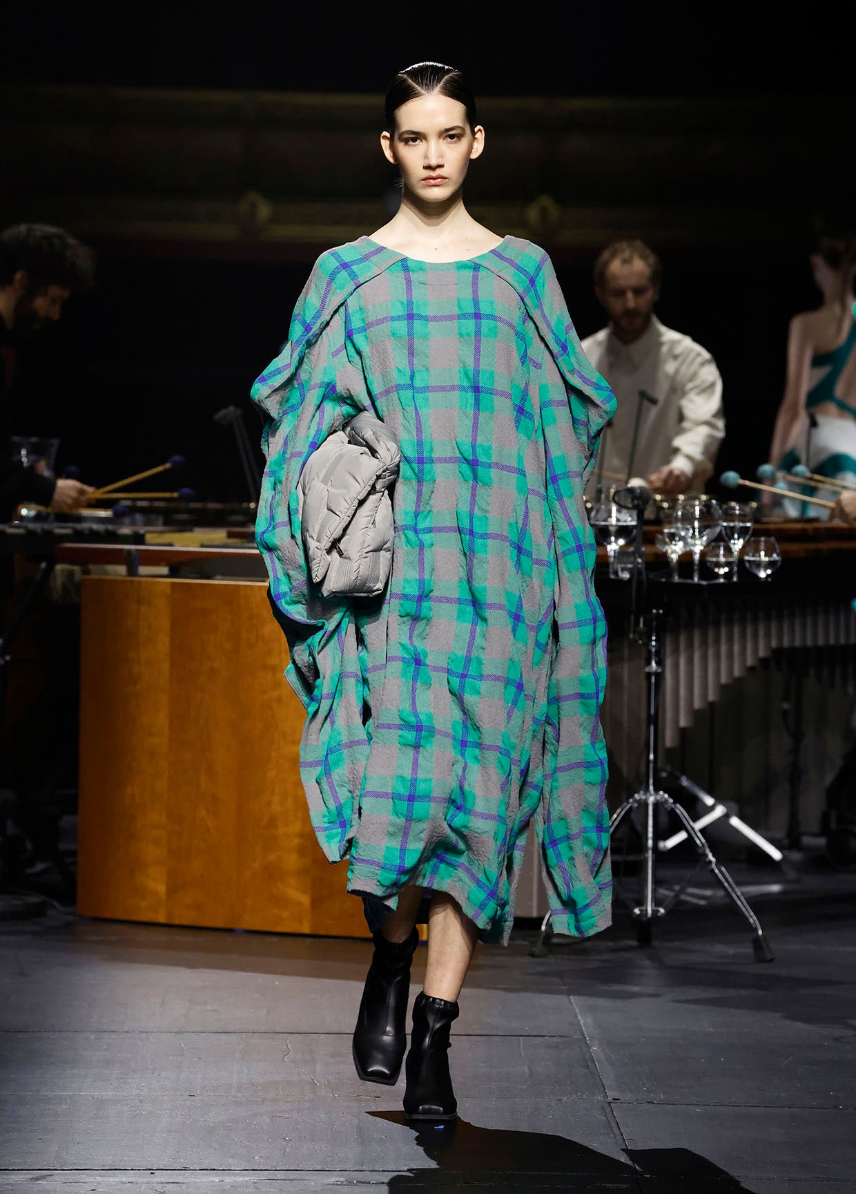 ISSEY MIYAKE AUTUMN WINTER 2023/24 コレクション 17