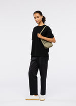 MOKKO FLAP POUCH、バッグ&財布_ショルダーバッグ、着用画像3