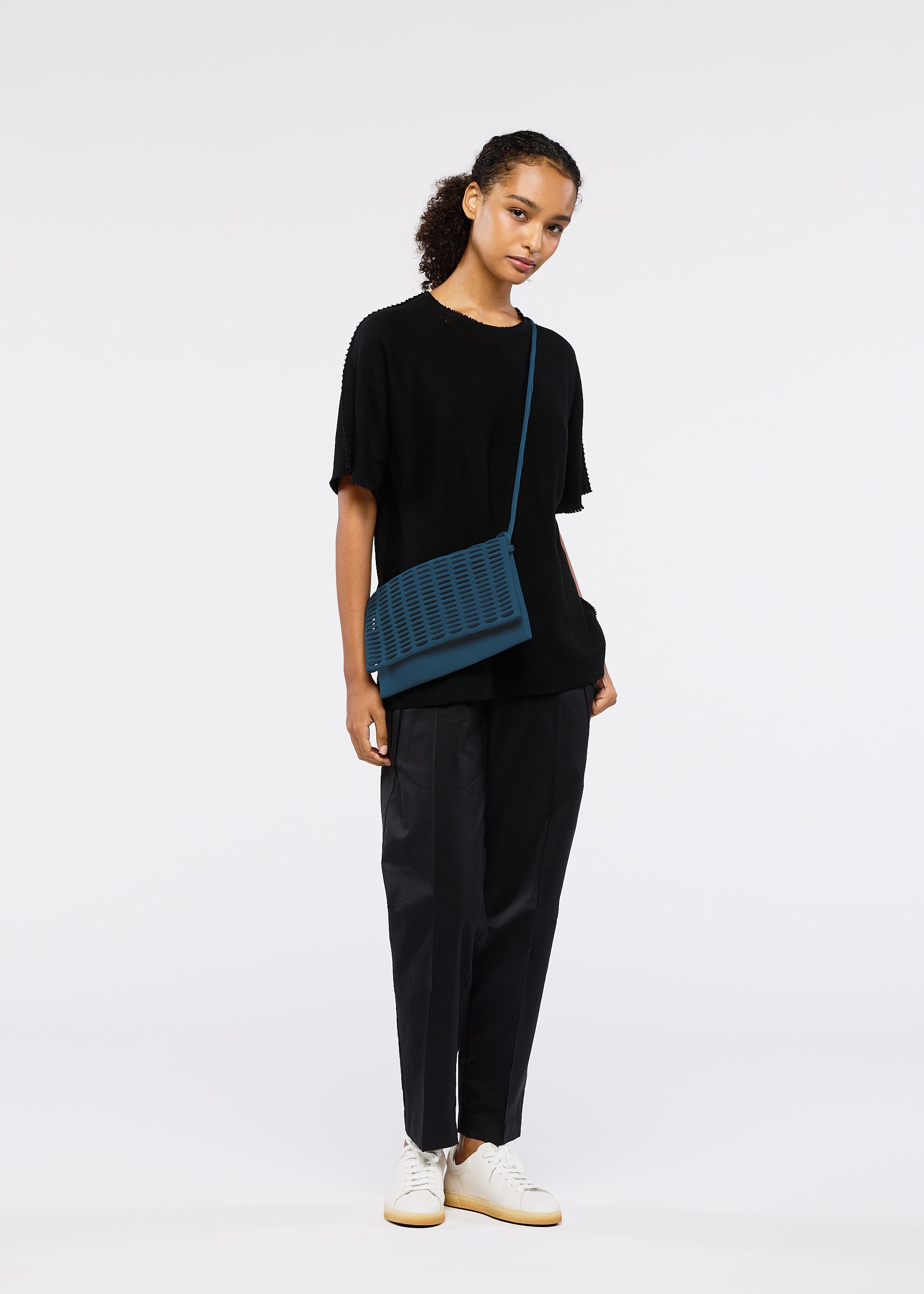 MOKKO FLAP POUCH、バッグ&財布_ショルダーバッグ、着用画像1