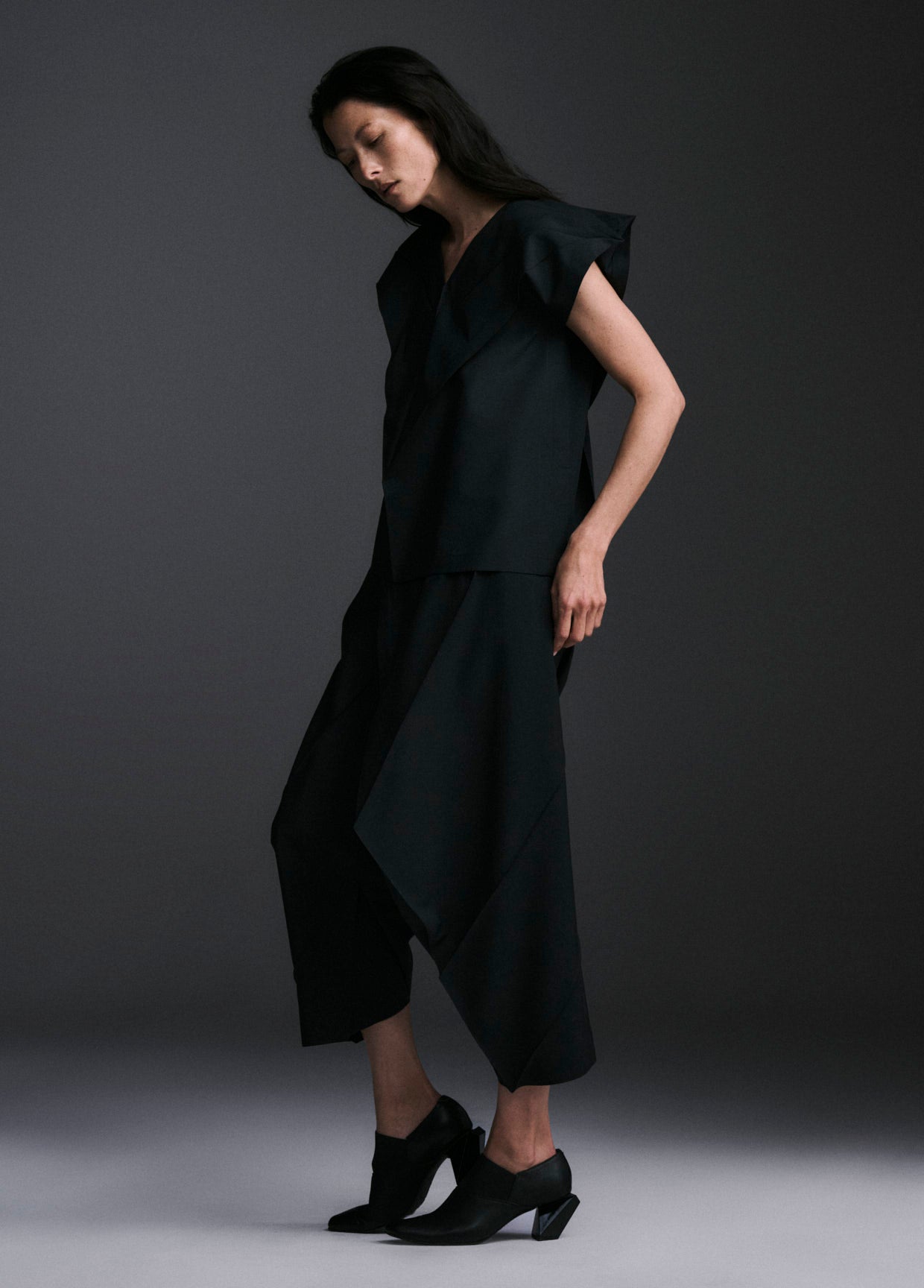 132 5. ISSEY MIYAKE LOOK 02