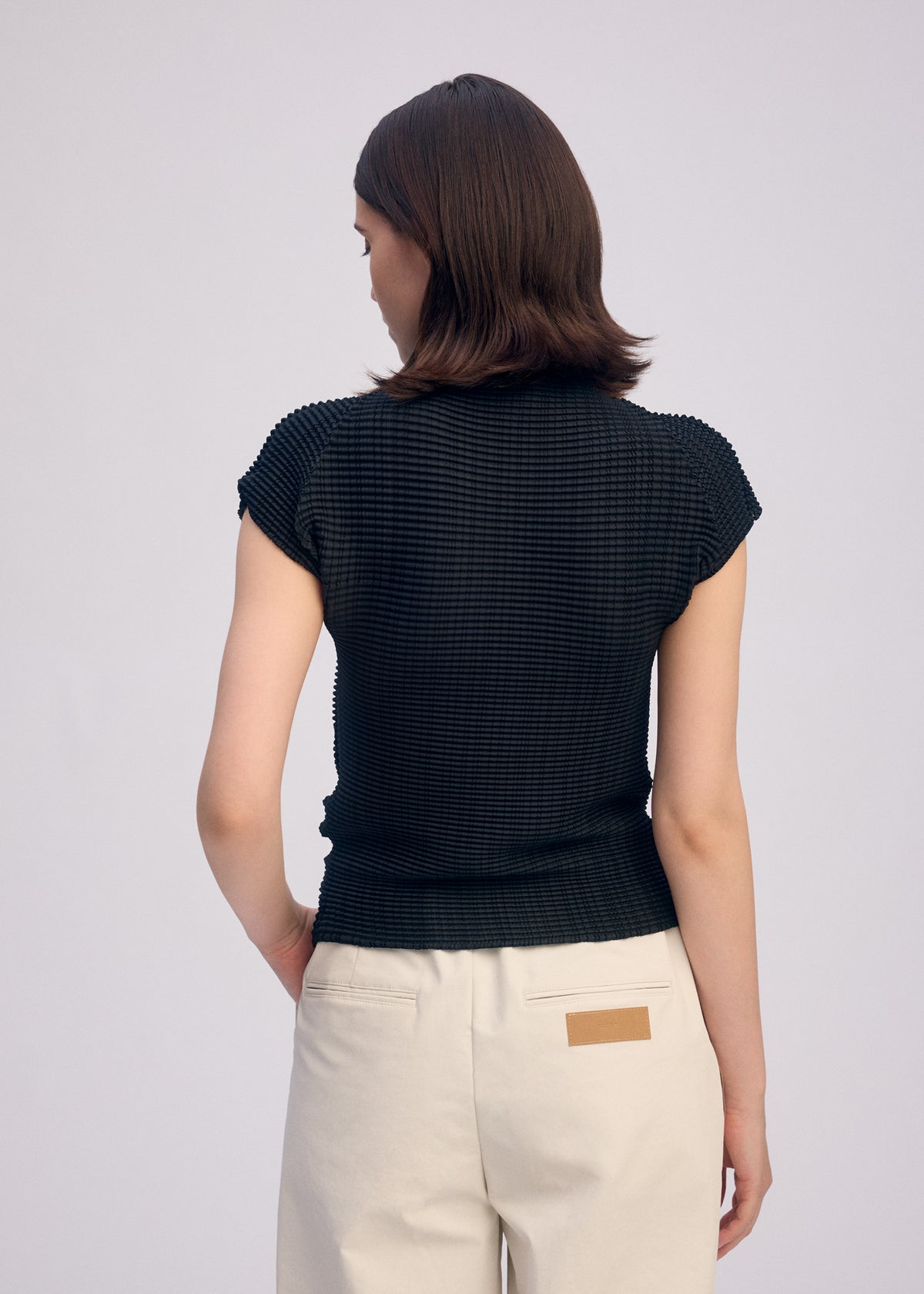 WOOLY PLEATS BK/WT-66、ウィメンズ_トップス_トップ、着用画像3