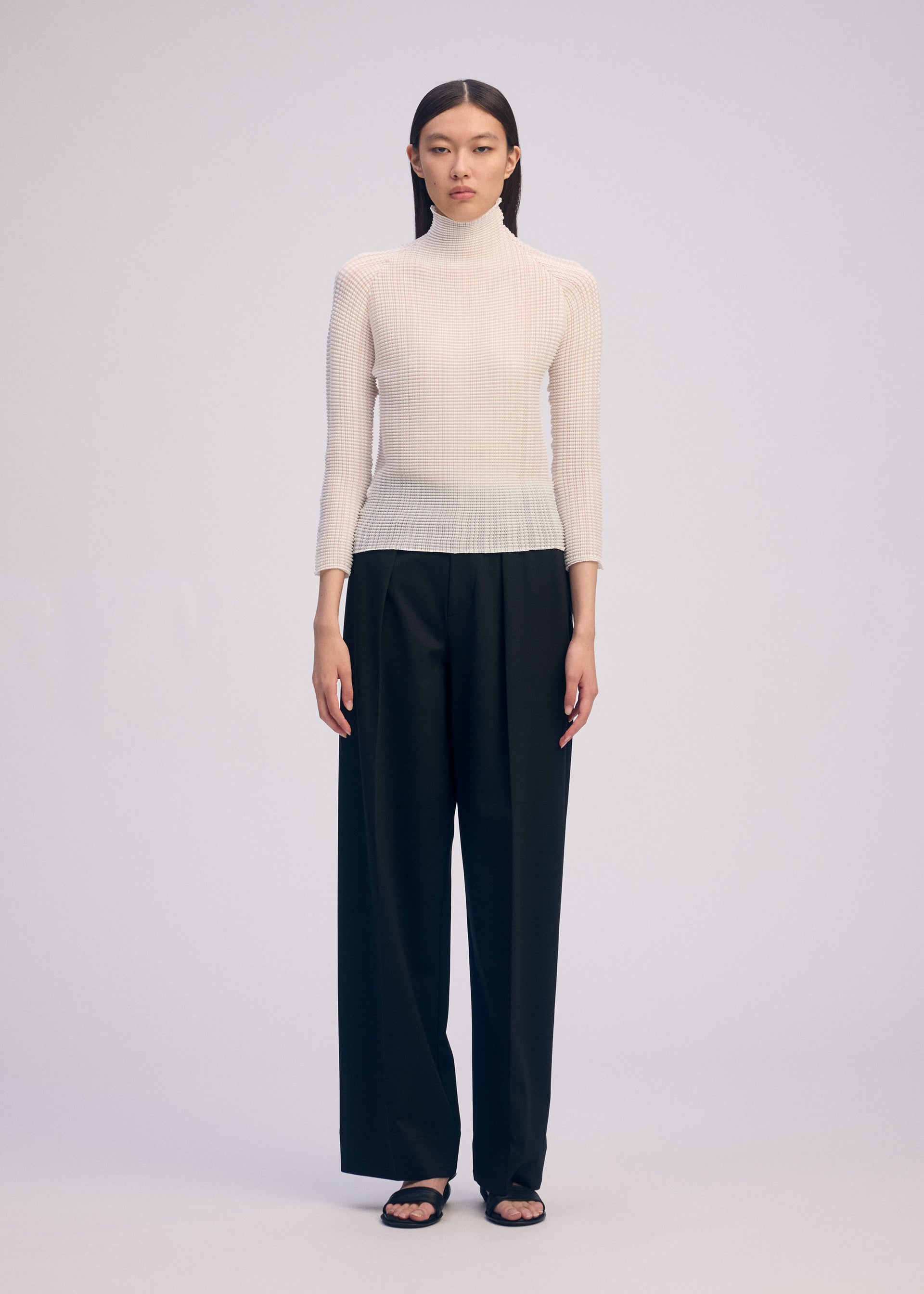 WOOLY PLEATS BK/WT-66、ウィメンズ_トップス_トップ、着用画像1