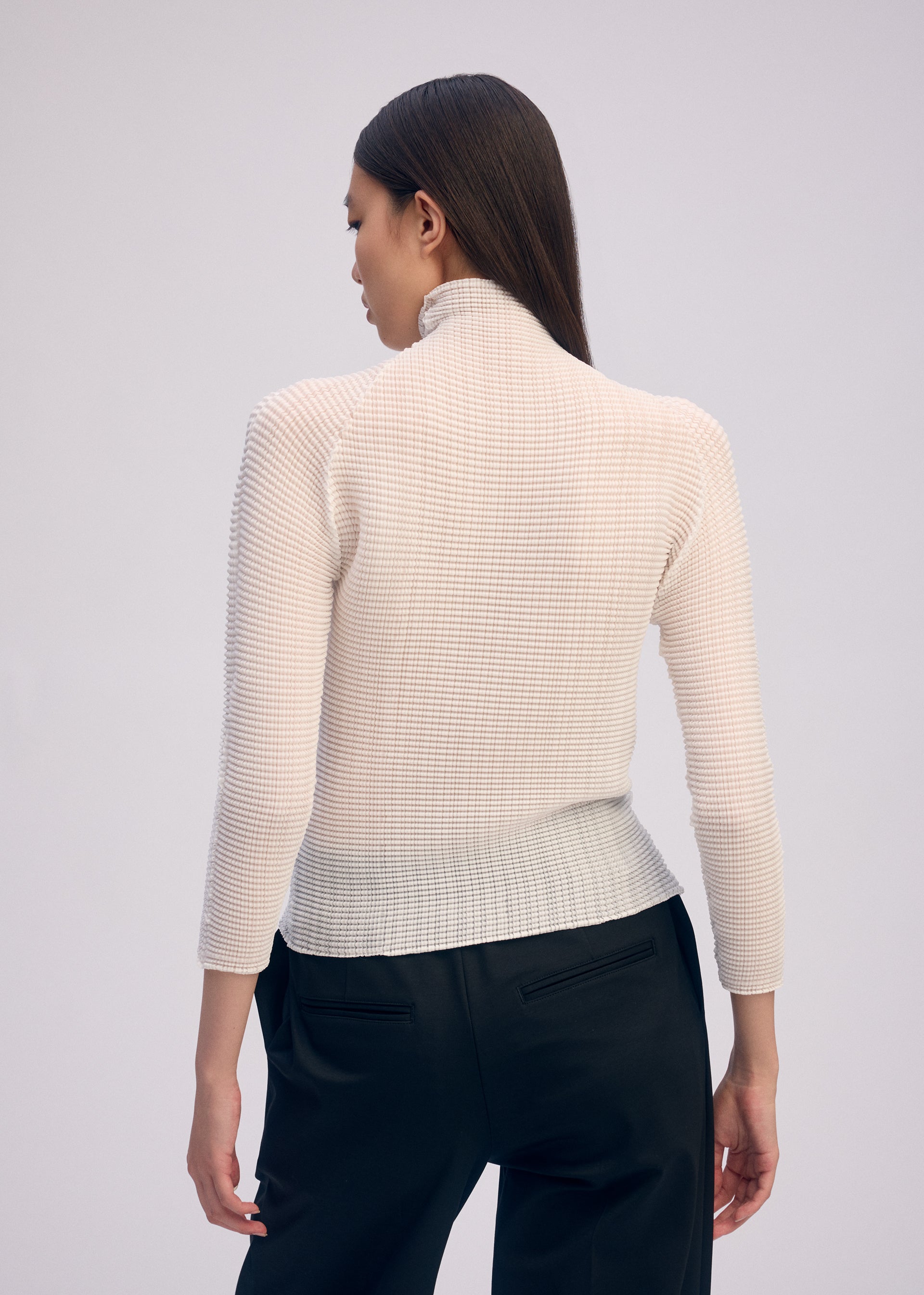 WOOLY PLEATS BK/WT-66、ウィメンズ_トップス_トップ、着用画像2