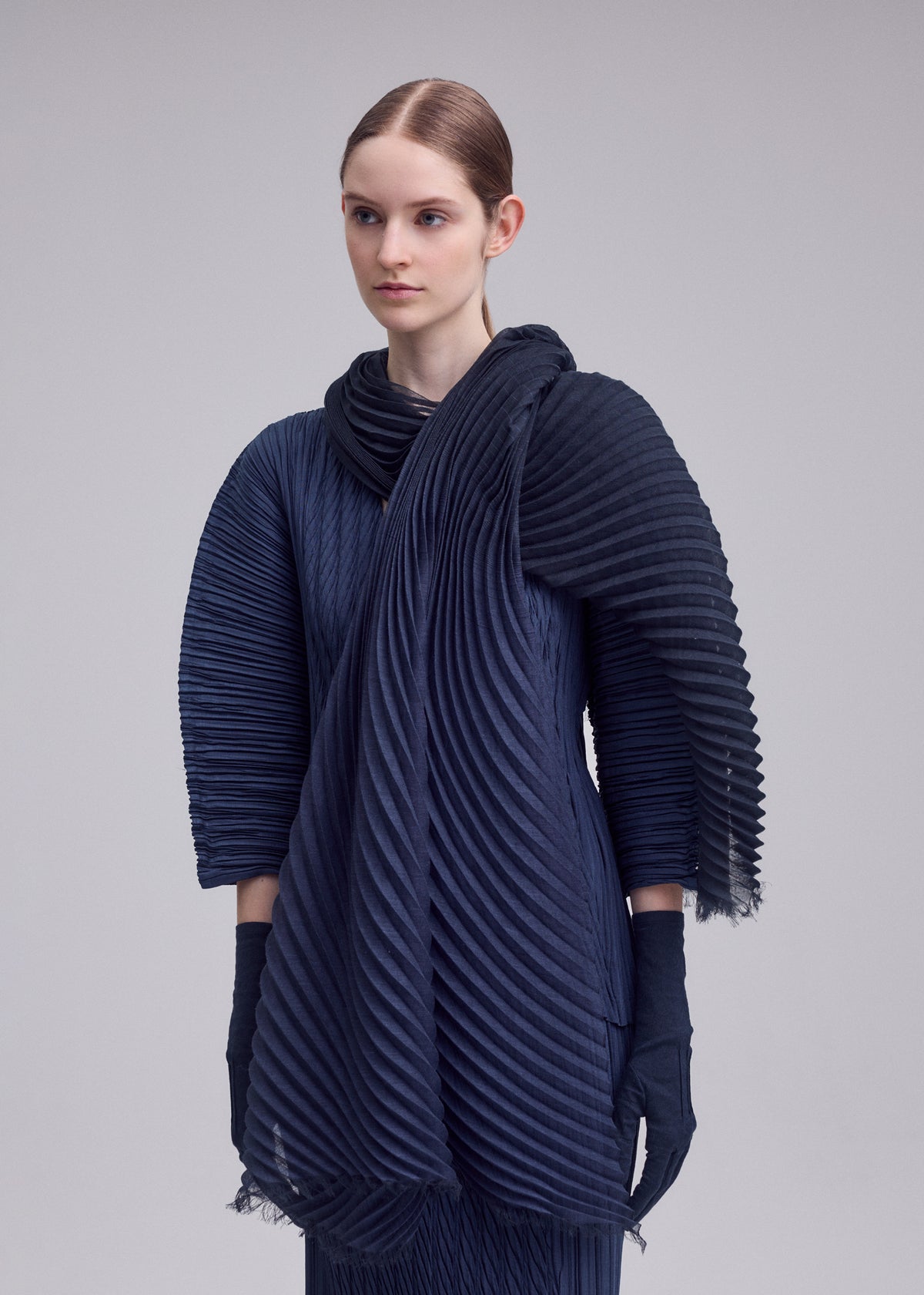 GRADATION RAMIE PLEATS STOLE、アクセサリー&その他_ストール、着用画像2