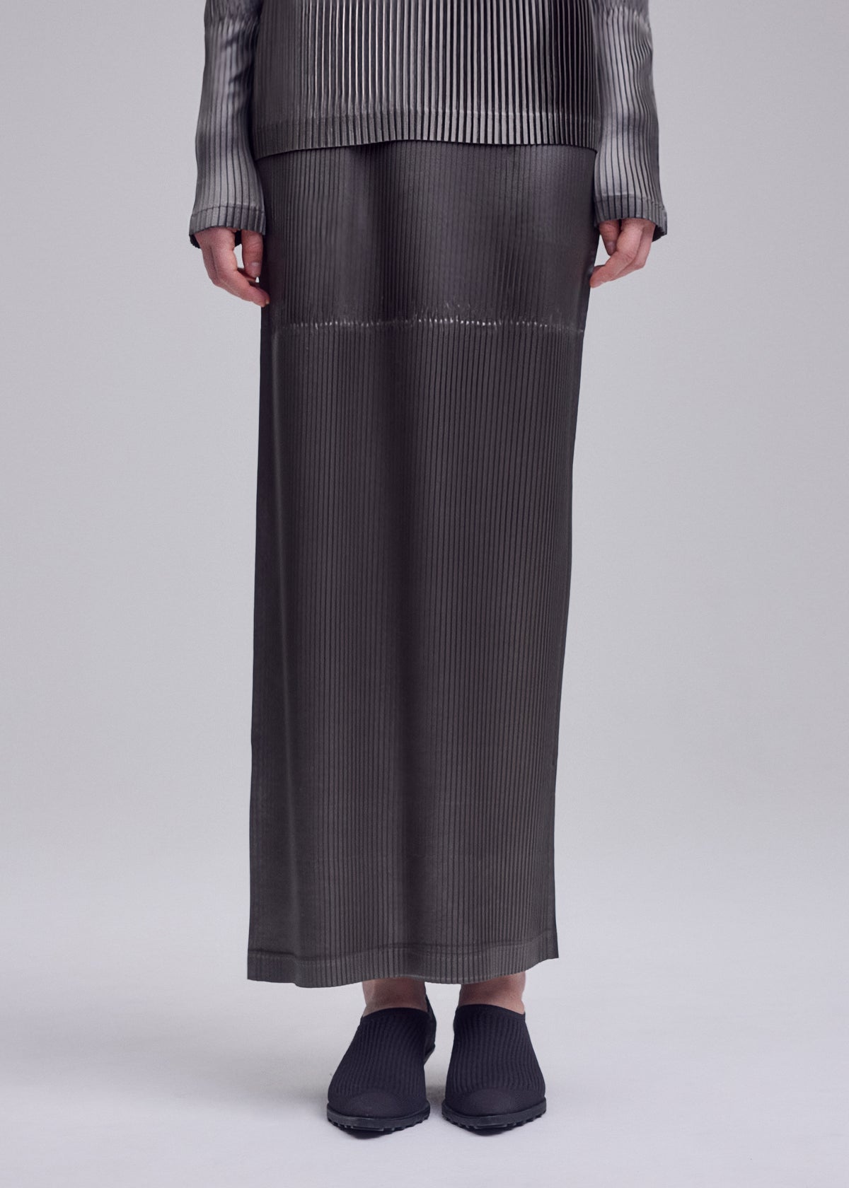 GLOSSED PANELS PLEATS、ウィメンズ_スカート、着用画像3