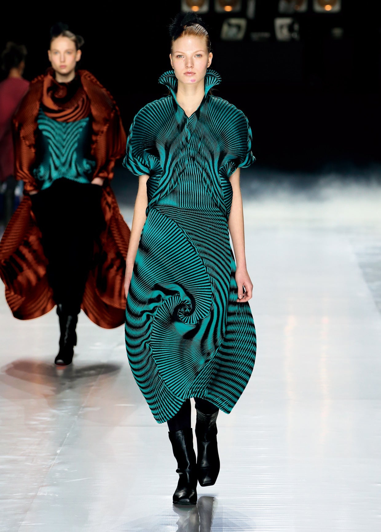 ISSEY MIYAKE AUTUMN WINTER 2016 コレクション32