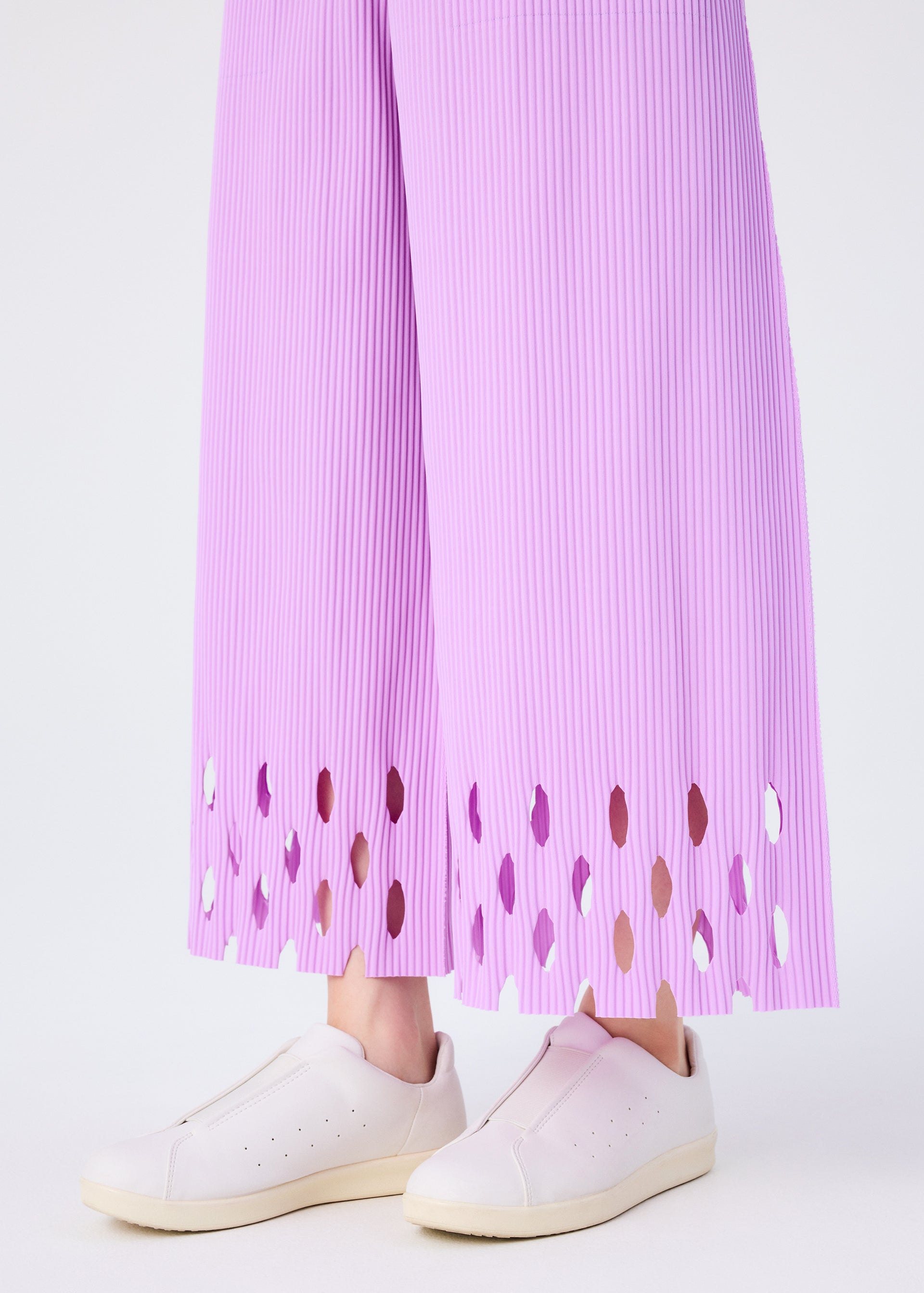 FINE KNIT PLEATS BOTTOM 3、ウィメンズ_パンツ、着用画像3