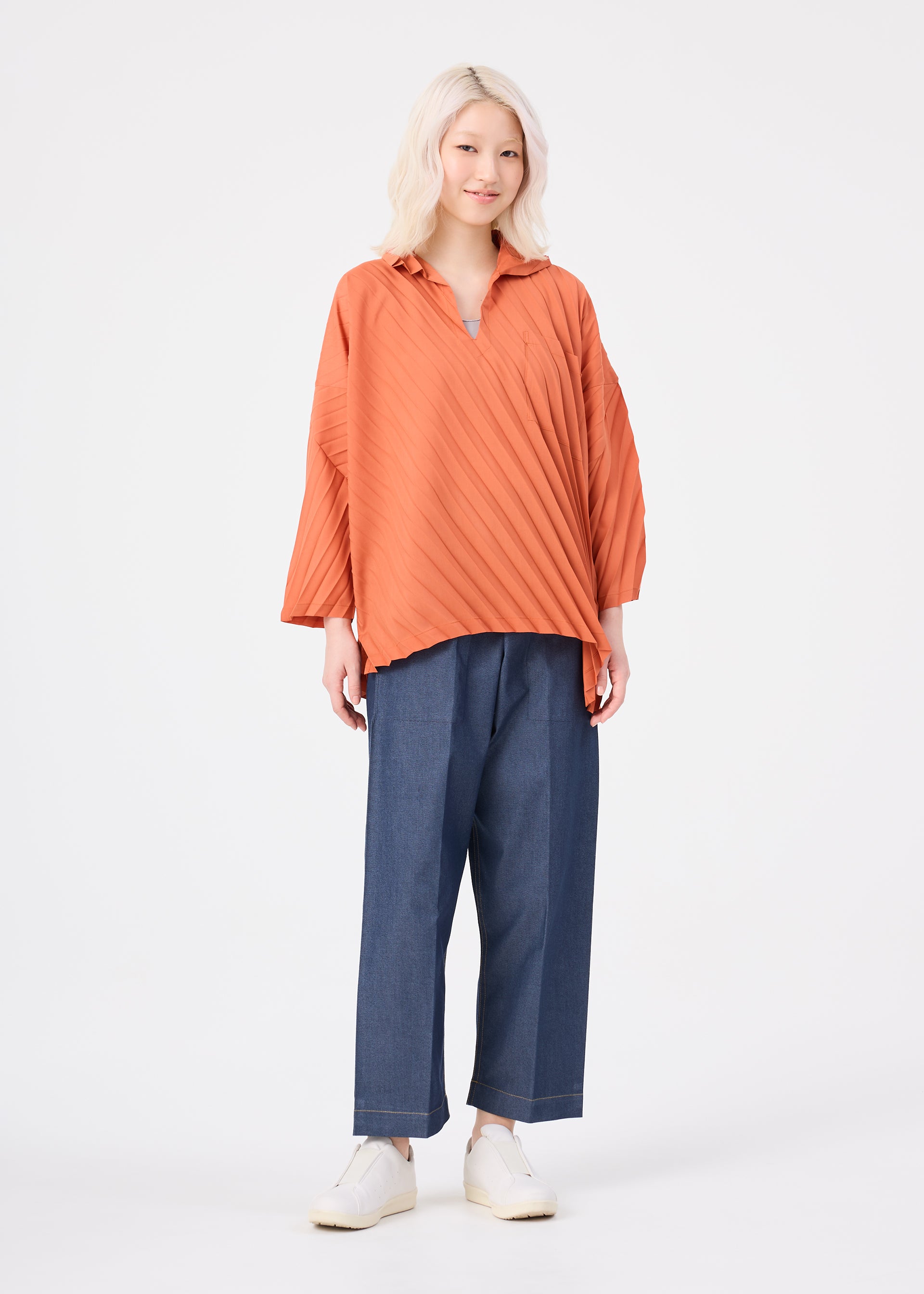 ANGLE PLEATS SHIRT、ウィメンズ_トップス_トップ、着用画像3