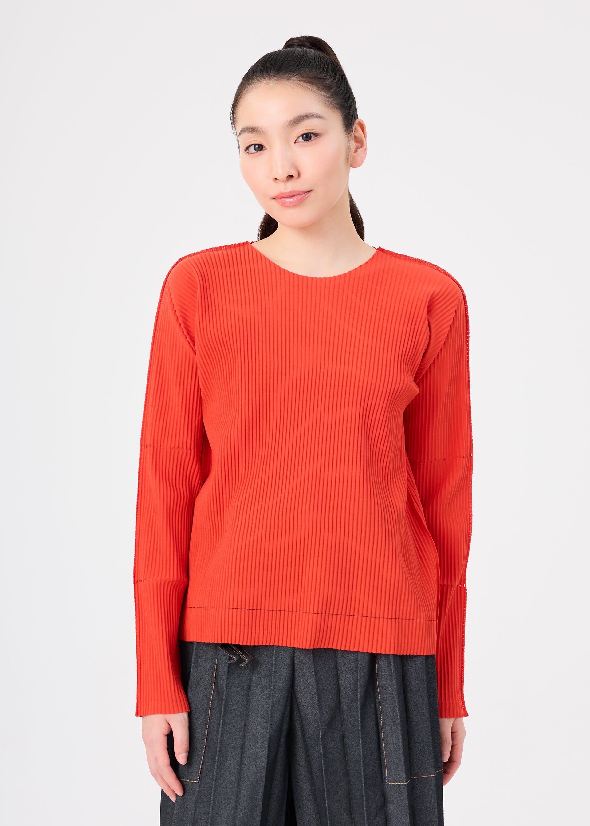 FINE KNIT PLEATS COLOR 2、ウィメンズ_トップス_トップ、着用画像1