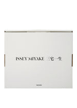 『ISSEY MIYAKE 三宅一生』増補改訂版（TASCHEN）、書籍ディテール画像11