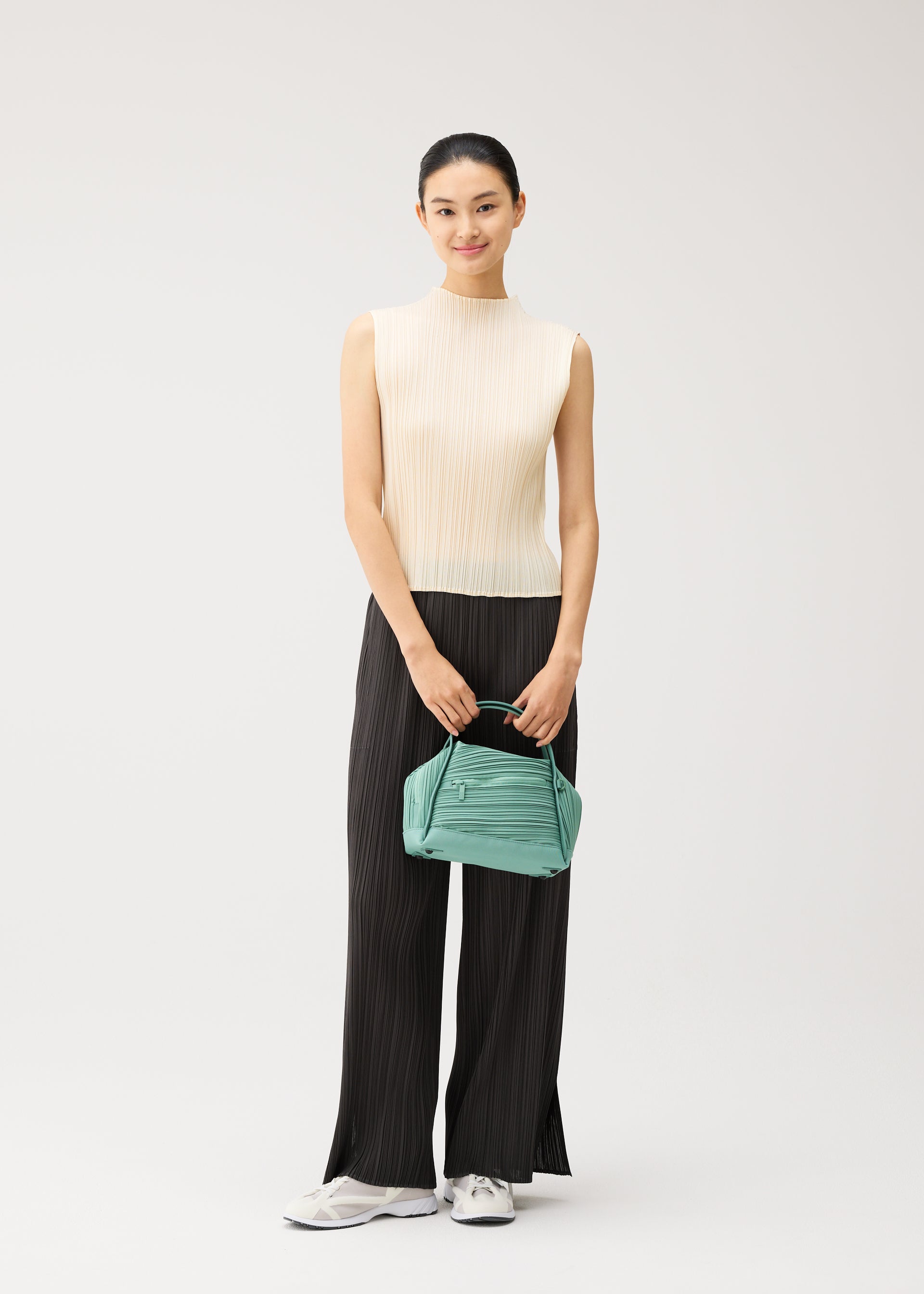 BIAS PLEATS BAG、バッグ&財布_ショルダーバッグ、着用画像1