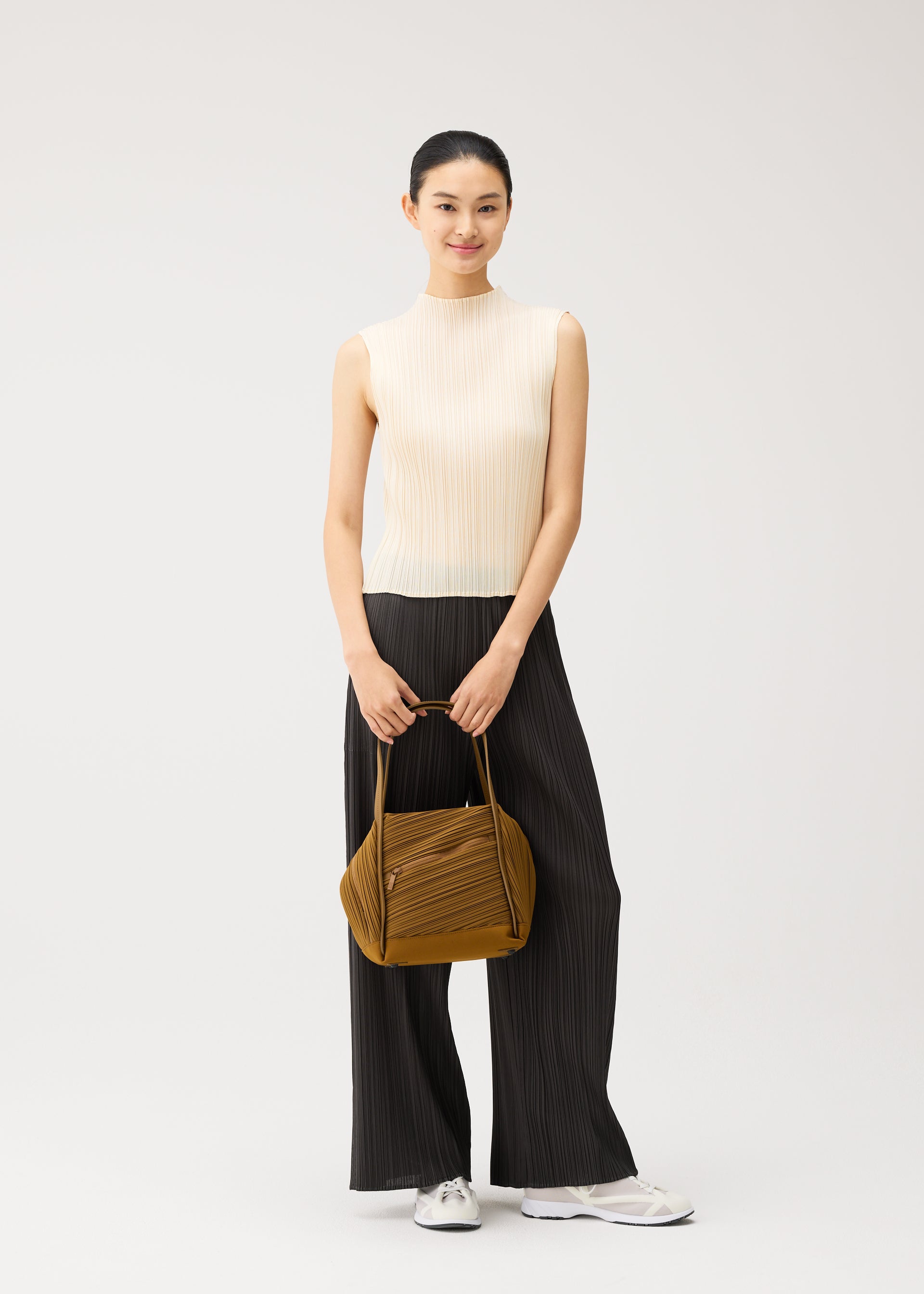 BIAS PLEATS BAG、バッグ&財布_ハンドバッグ、着用画像1